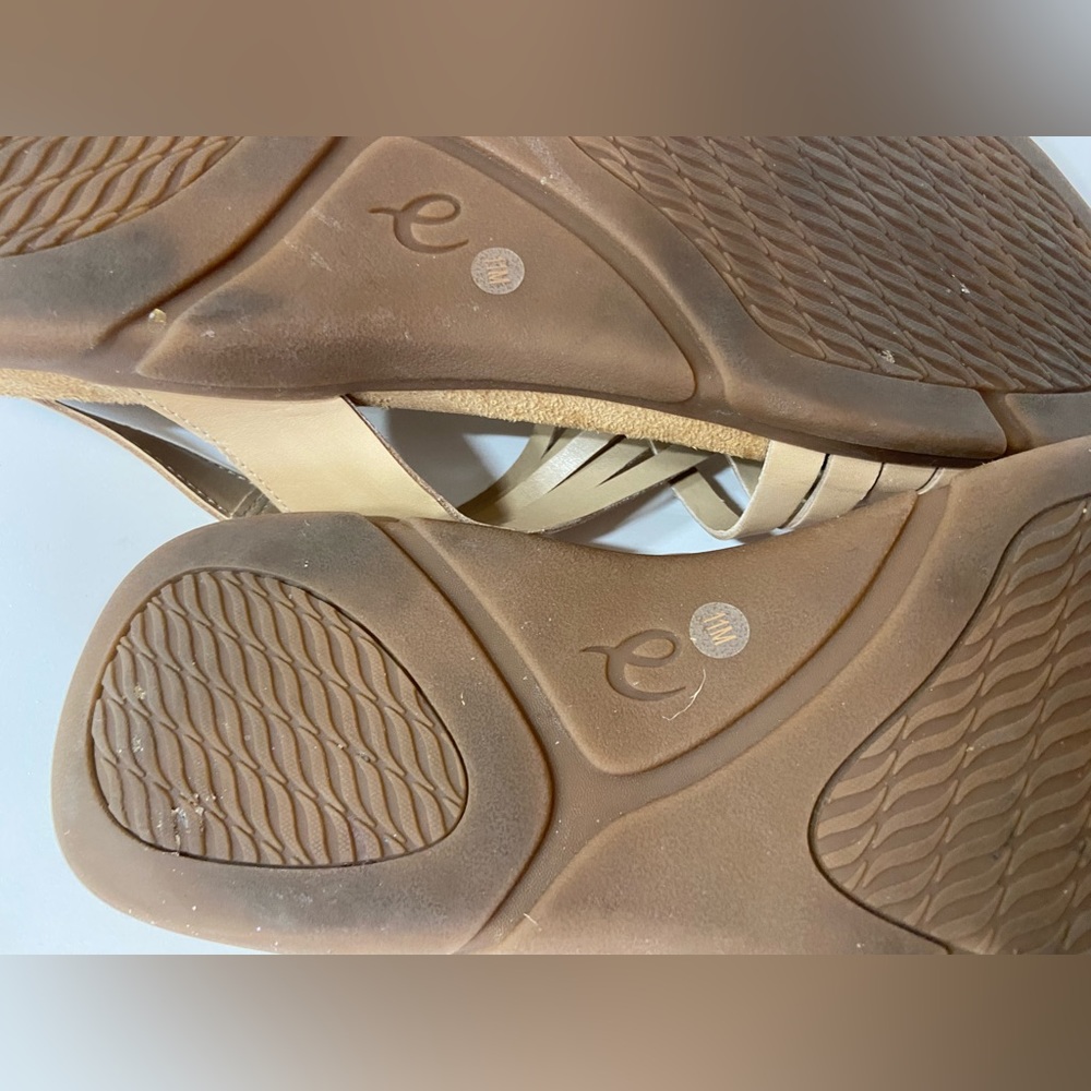 Women's Tan Sandals - Picture 15 of 16